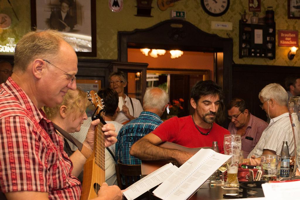 Hajo'S Germania Lodge & Irish Pub Rüdesheim am Rhein Esterno foto