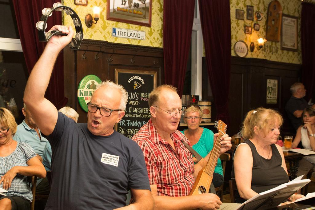 Hajo'S Germania Lodge & Irish Pub Rüdesheim am Rhein Esterno foto