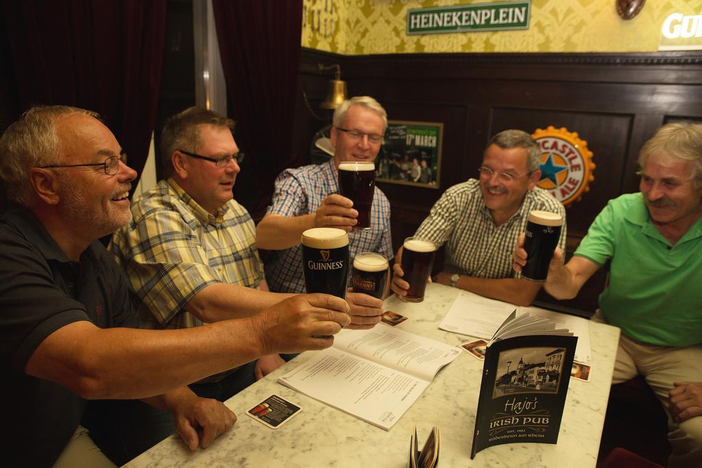 Hajo'S Germania Lodge & Irish Pub Rüdesheim am Rhein Esterno foto