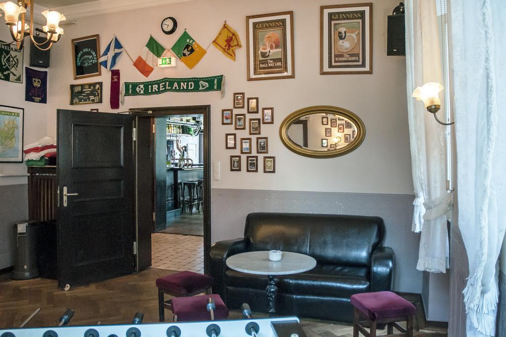 Hajo'S Germania Lodge & Irish Pub Rüdesheim am Rhein Esterno foto